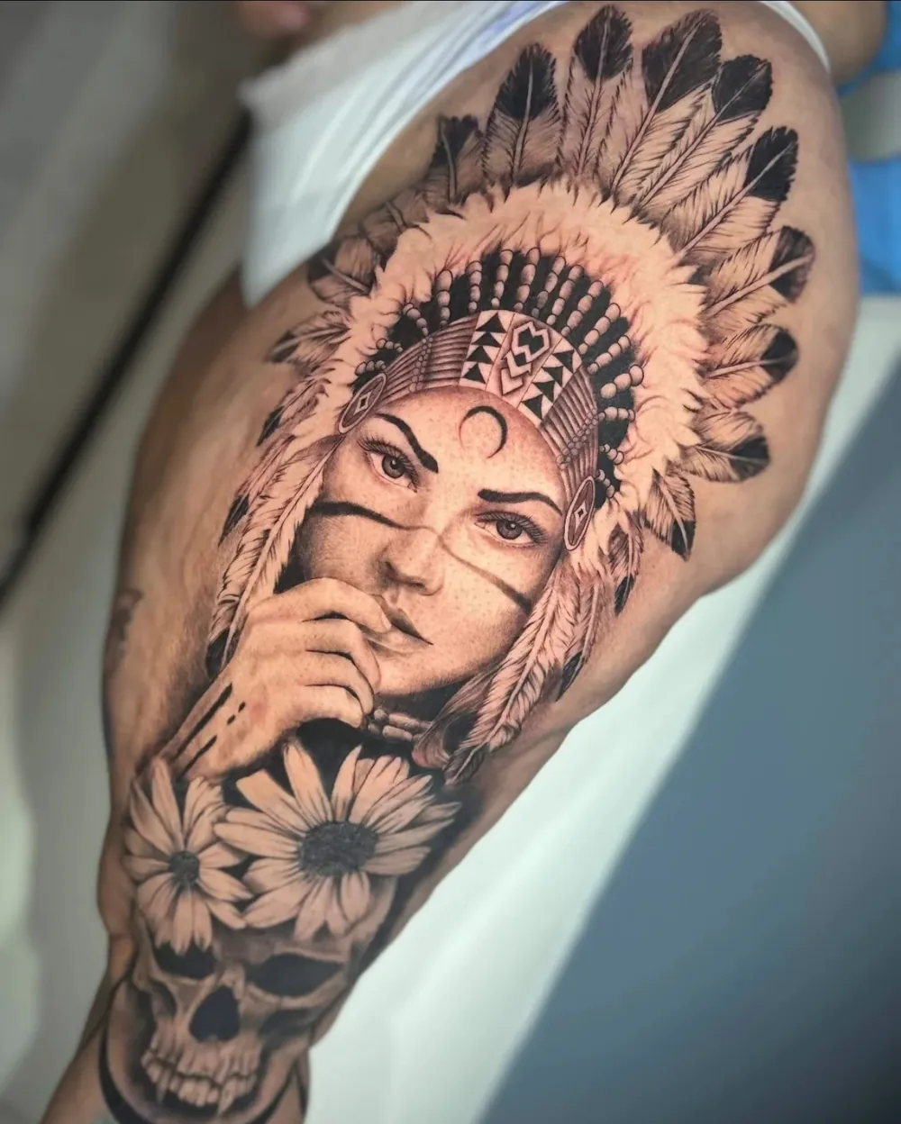Retrato en realismo de una mujer con penacho de plumas, girasoles y una calavera